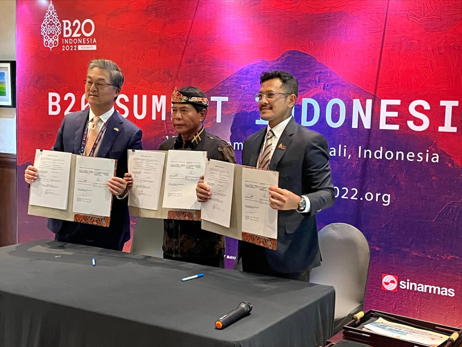 Signing ceremony for the Green Airport Initiative MOU. From right to left: Bobby Kwon, President and CEO of CCC; Dr Zainal Arfin Palwang, Governor of North Kalimantan; Denon Prawiraatmadja, President of Whitesky Aviation. -- Cérémonie de signature du protocole d'accord sur l'initiative aéroport vert. De droite à gauche : Bobby Kwon, président et chef de la direction de la CCC ; Dr Zainal Arfin Palwang, gouverneur de Kalimantan Nord ; Denon Prawiraatmadja, président de Whitesky Aviation.